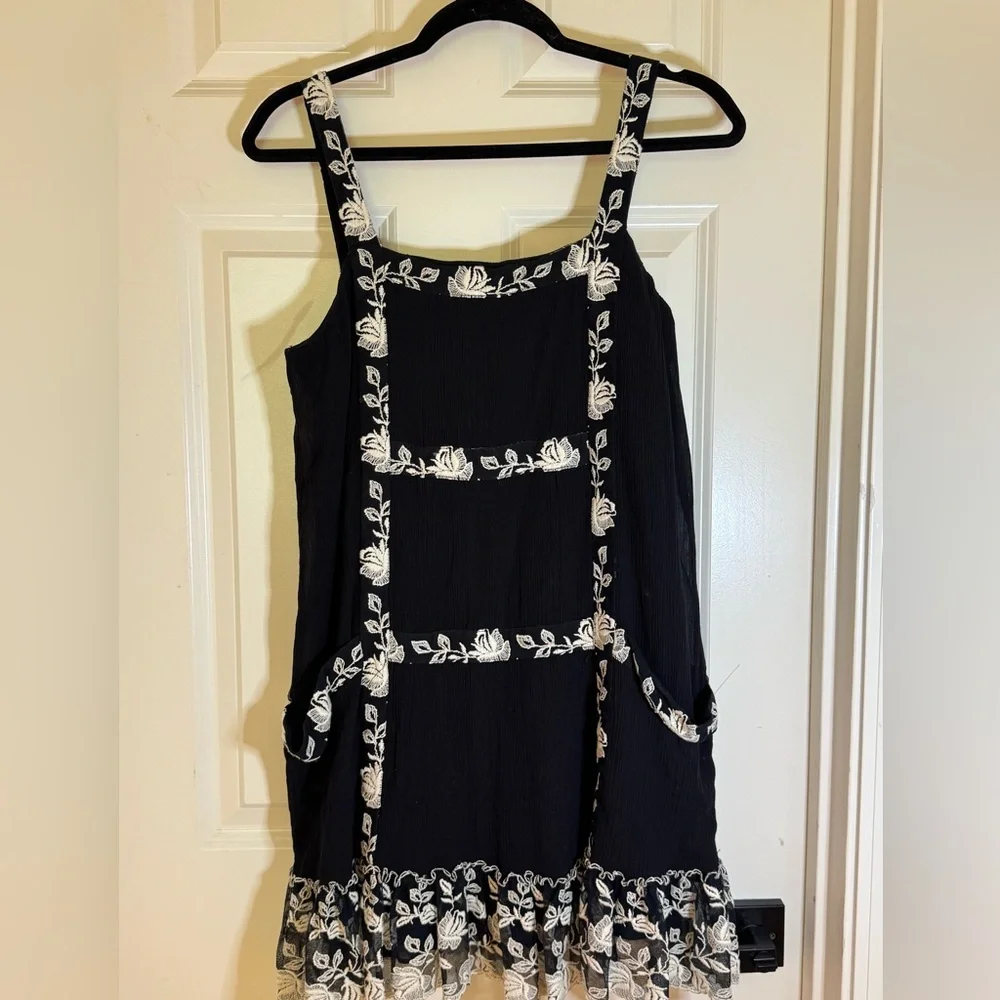Alice + Olivia Black Dress with White Floral Trim - Picture 4 of 8
